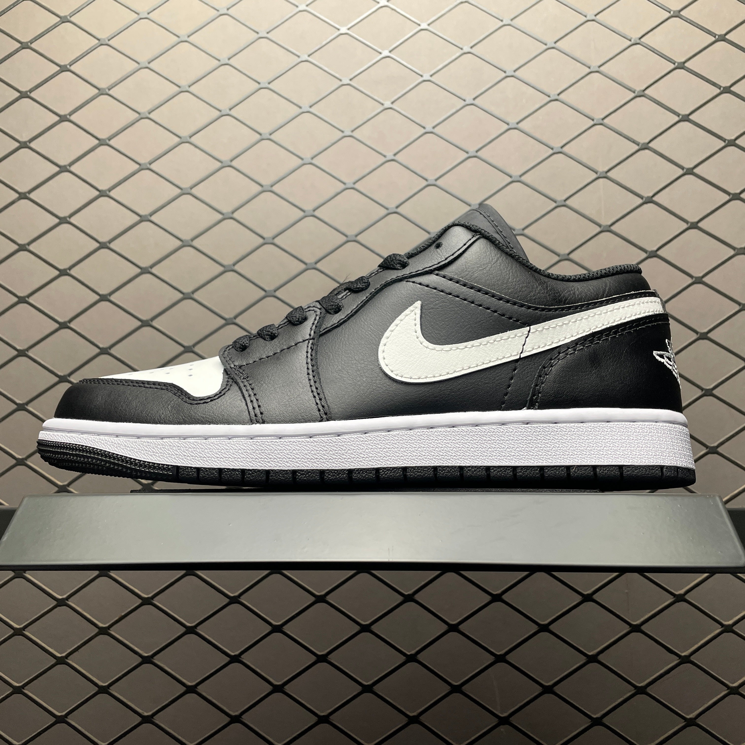 Air Jordan 1 Low "Black / Summit White"